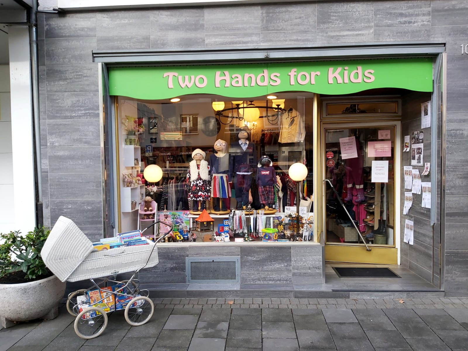 Two Hands for Kids I Kindermode Köln | Neu & Second Hand  